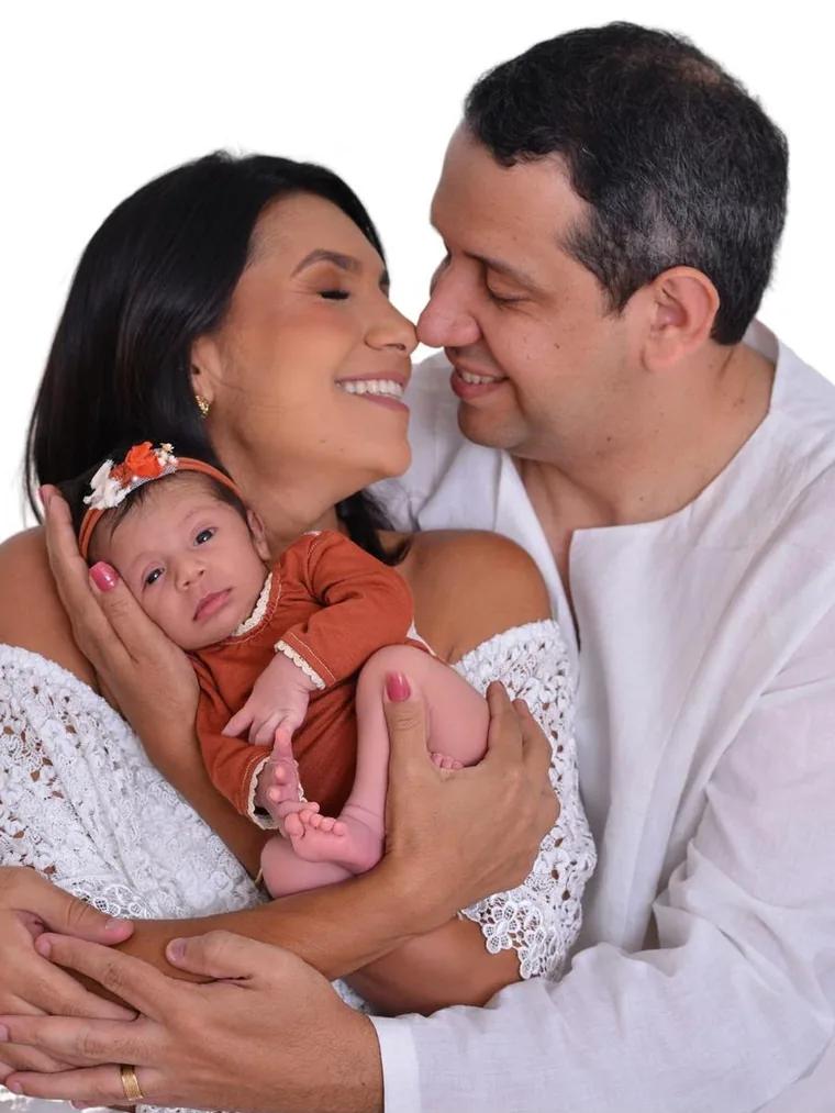 Maria Bezerra com a família e a bebê recém-nascida