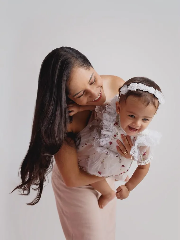 Maria Eduarda Marques com a filha no colo
